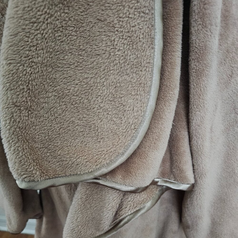 Brookstone NAP Comfy Ultra Plush Oversized Blanket with Sleeves - Picture 8 of 11